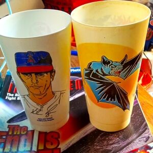 Cab3 (2) vintage 7-11 cups